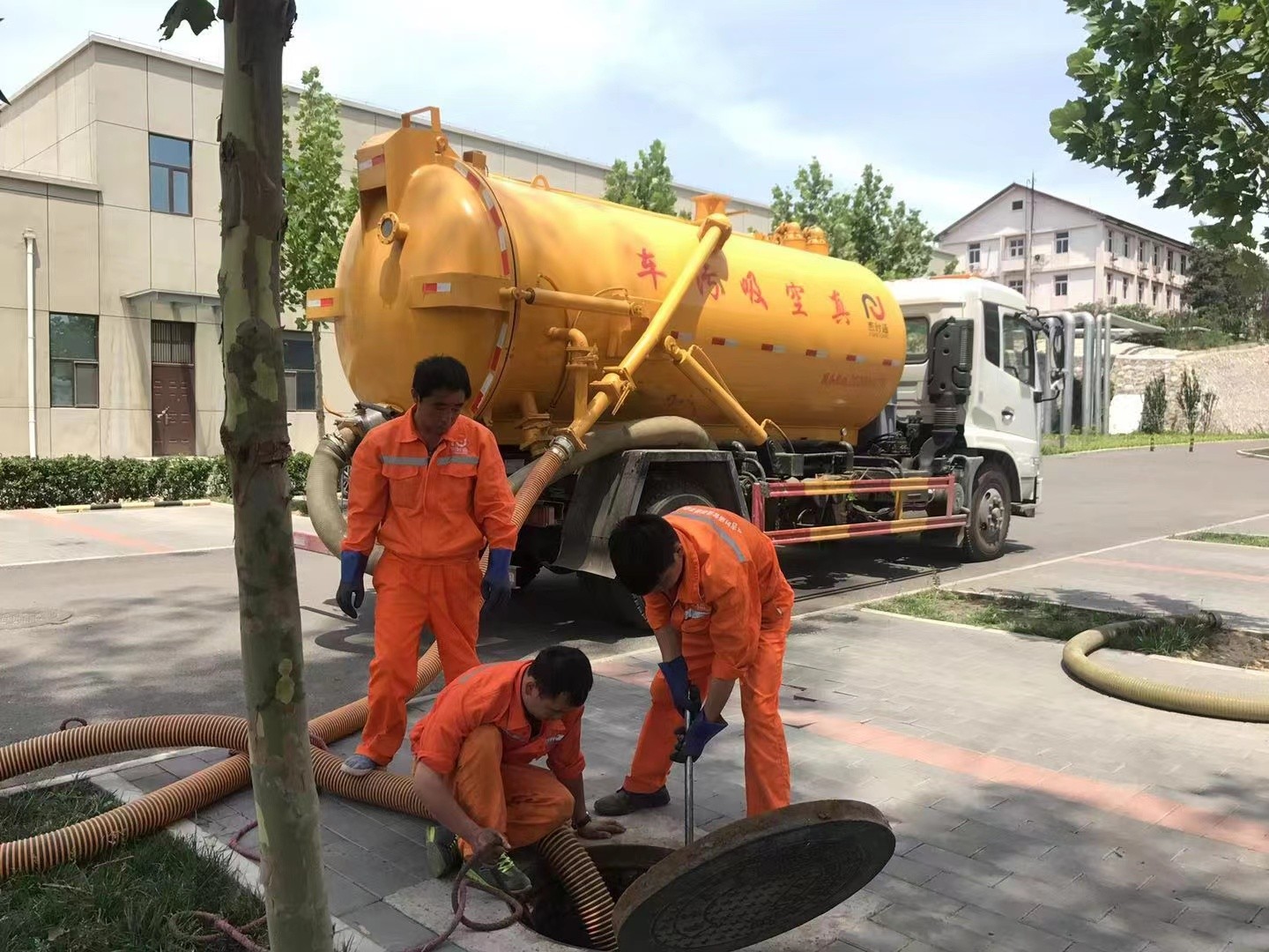 四更镇管道疏通车停在窨井附近