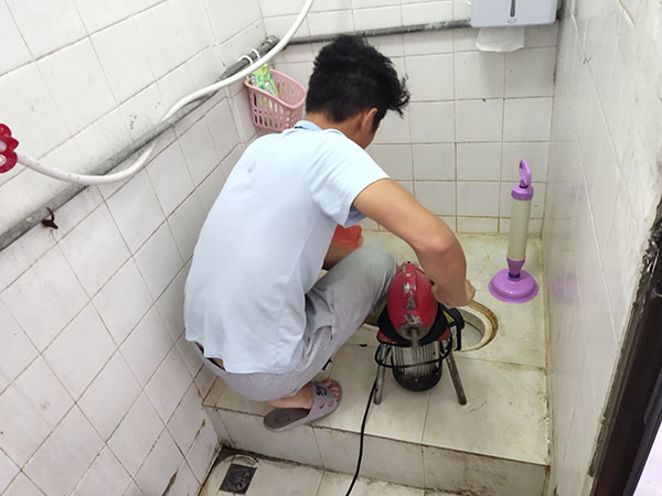 四更镇管道堵塞冒臭气 专业师傅现场解决问题