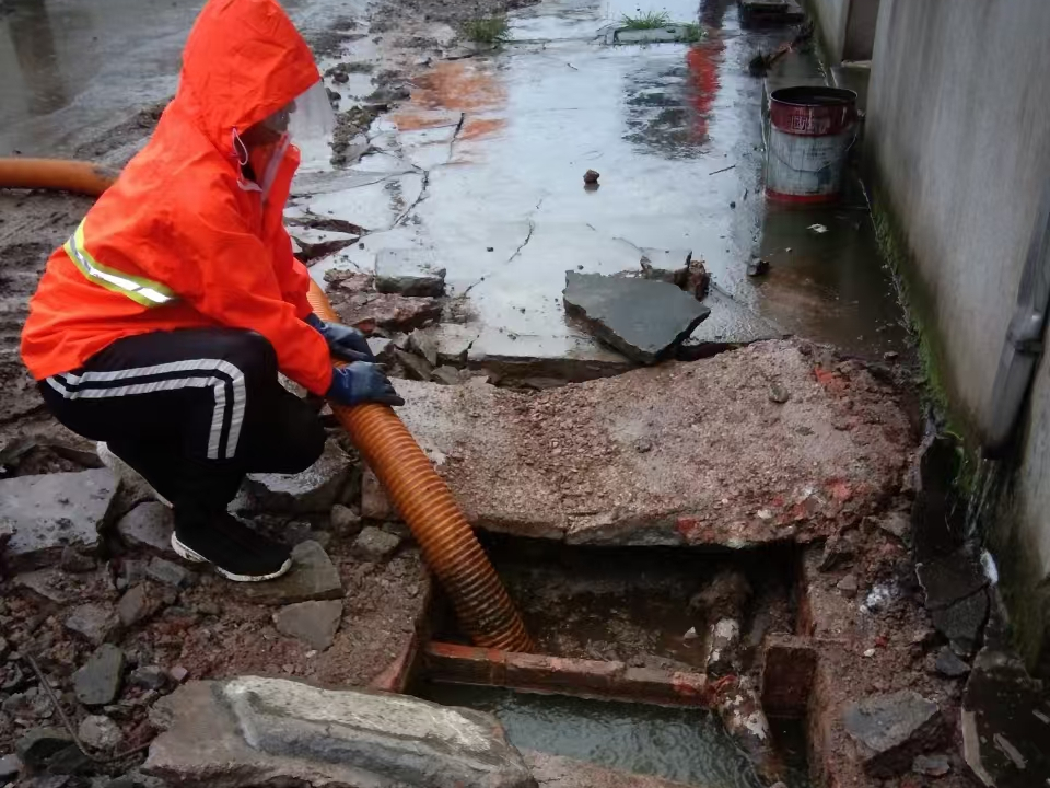 四更镇专业清理污水池 炜誉市政以规范流程守护城市 “肠道”