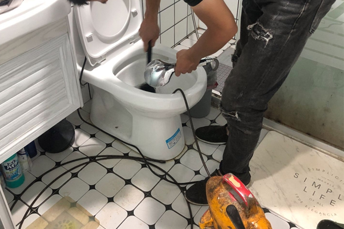 四更镇马桶堵塞自己疏通还是找师傅?专业上门服务让你省时更省心